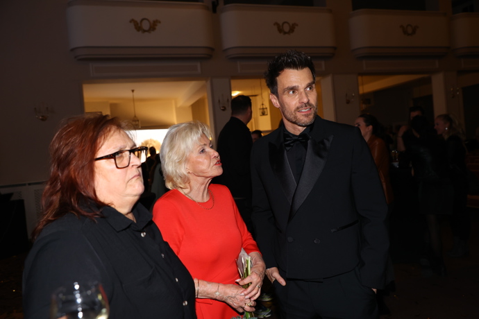 Maminka Leoše Mareše na slavnostní večer zvolila elegantní červený outfit a zářila.