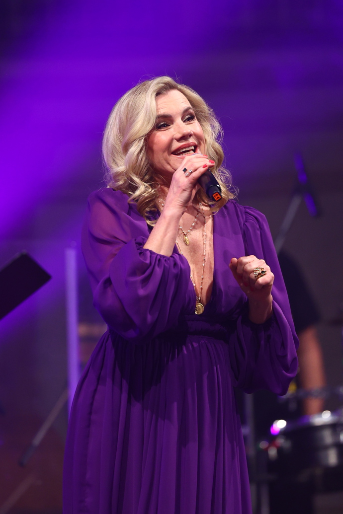 Leona Machálková zazpívala na vzpomínkovém koncertu Ivety Bartošové.