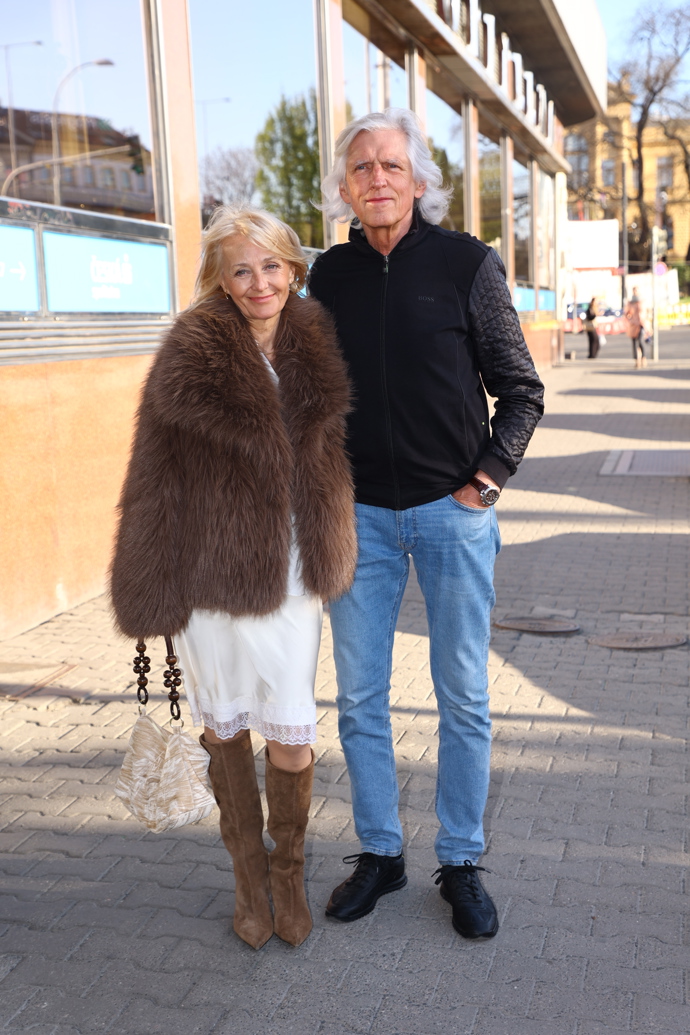 Veronika Žilková vynesla bílé šaty a huňatý hnědý kožíšek. 