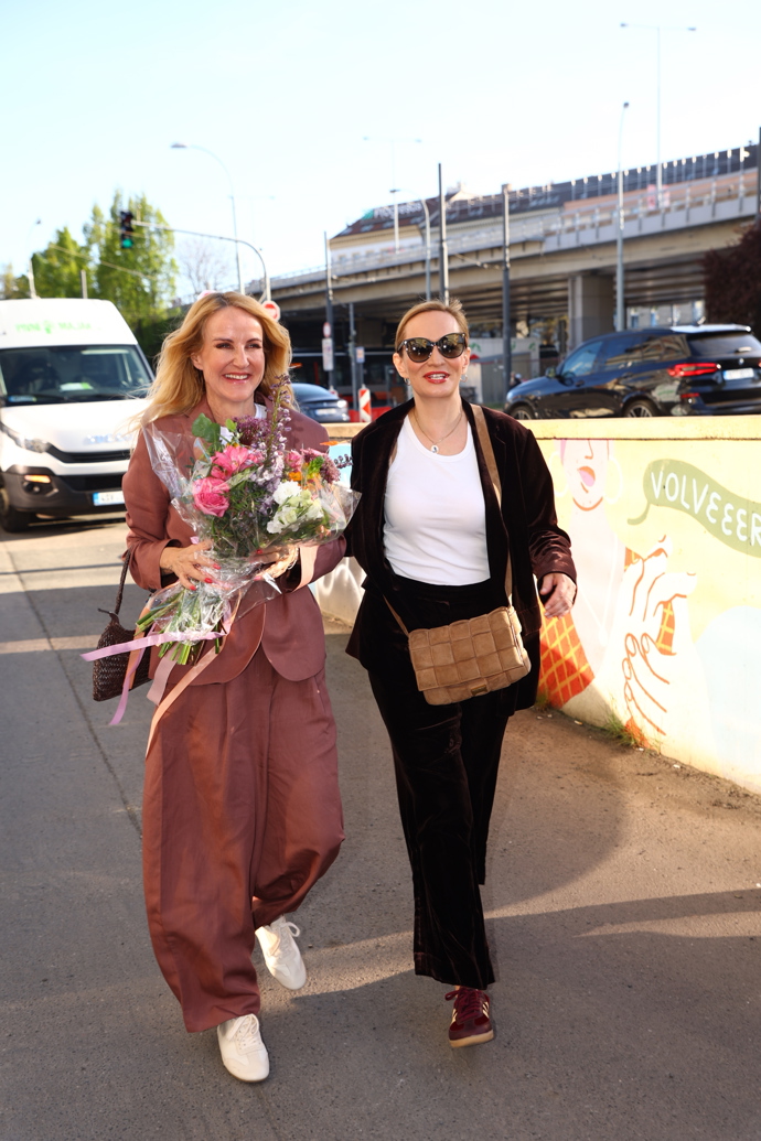 Vendula Pizingerová oblékla růžový kalhotový kostýmek. 