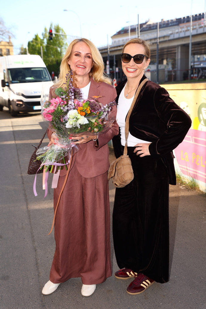 Vendula Pizingerová s Monikou Absolonovou přinesly velkou kytici. 