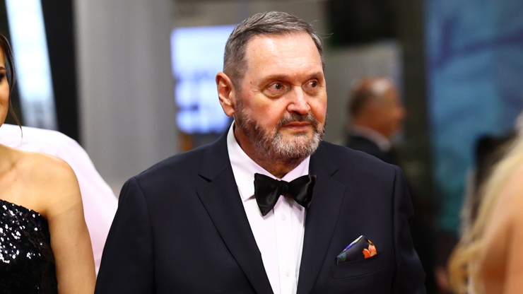 Josef Kokta odcházel z Thermalu v doprovodu své ženy.