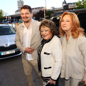 Herečka Jiřina Bohdalová je maminkou Simony Stašové. Na snímku je spolu s nimi i vnuk Vojta.