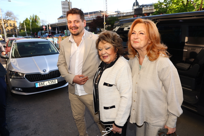 O babičku Jiřinku pečoval v kině její vnuk. Na premiéru svého dokumentu oblékla Jiřina bílo - černý ikonický kabátek na způsob Chanelu. 