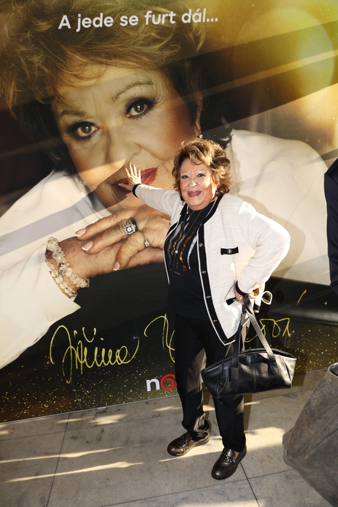 Rozdávala úsměvy na všechny strany.