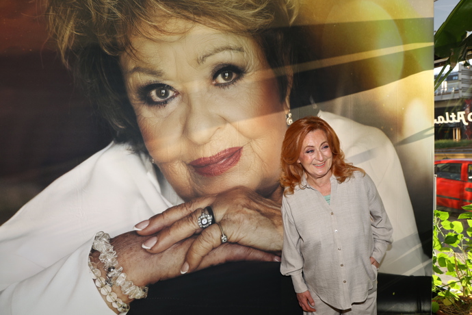 Simona Stašová zapózovala u plakátu se svou mámou.