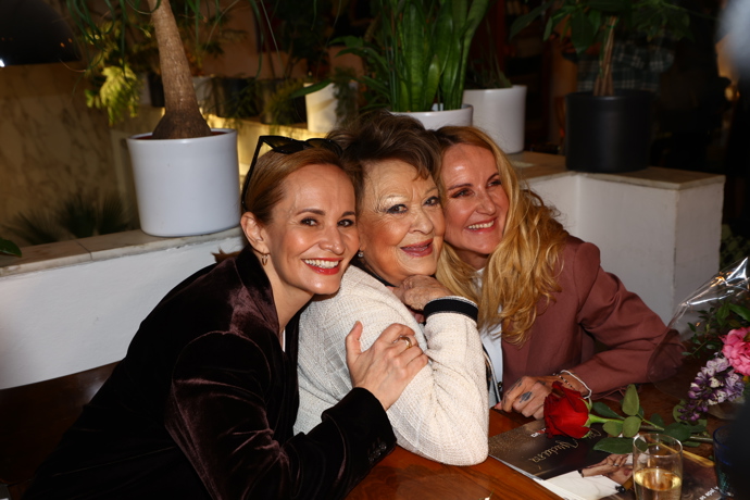 I přes nedávnou ztrátu sestry Jaroslavy rozdávala Jiřina Bohdalová úsměvy na všechny strany.