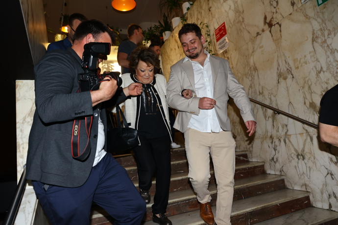 Do sálu jí odvedl vnuk.