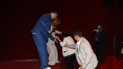 FOTO: Na pódium jí muselo pomáhat více lidí najednou.