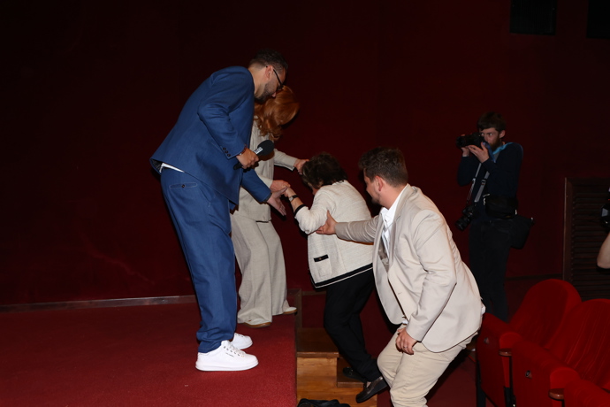 Na pódium jí muselo pomáhat více lidí najednou.