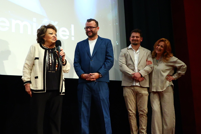 Herečka měla po boku svou rodinu. 