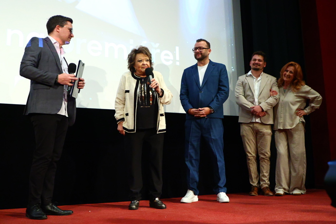 Celý sál s nadšením poslouchal.