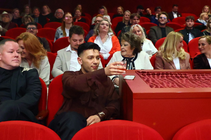 Bendig tam nakonec zůstal sám. 