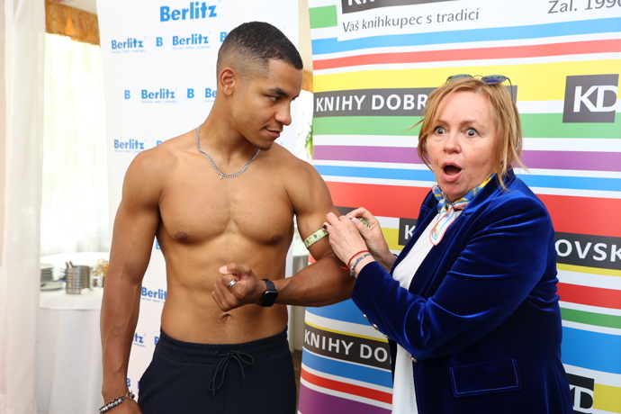 Jitka Sedláčková s potencionálním účastníkem Muže roku. 