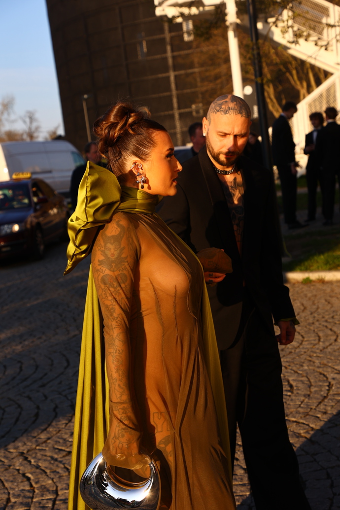 Rapperka Sharlota dorazila téměř nahá.