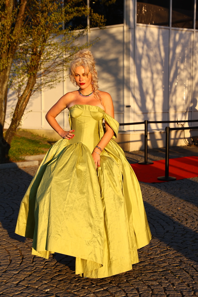 Takhle dáma vsadila na šaty jak na ples.