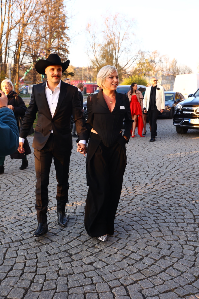 Martina Pártlová dorazila ruku v ruce s partnerem.