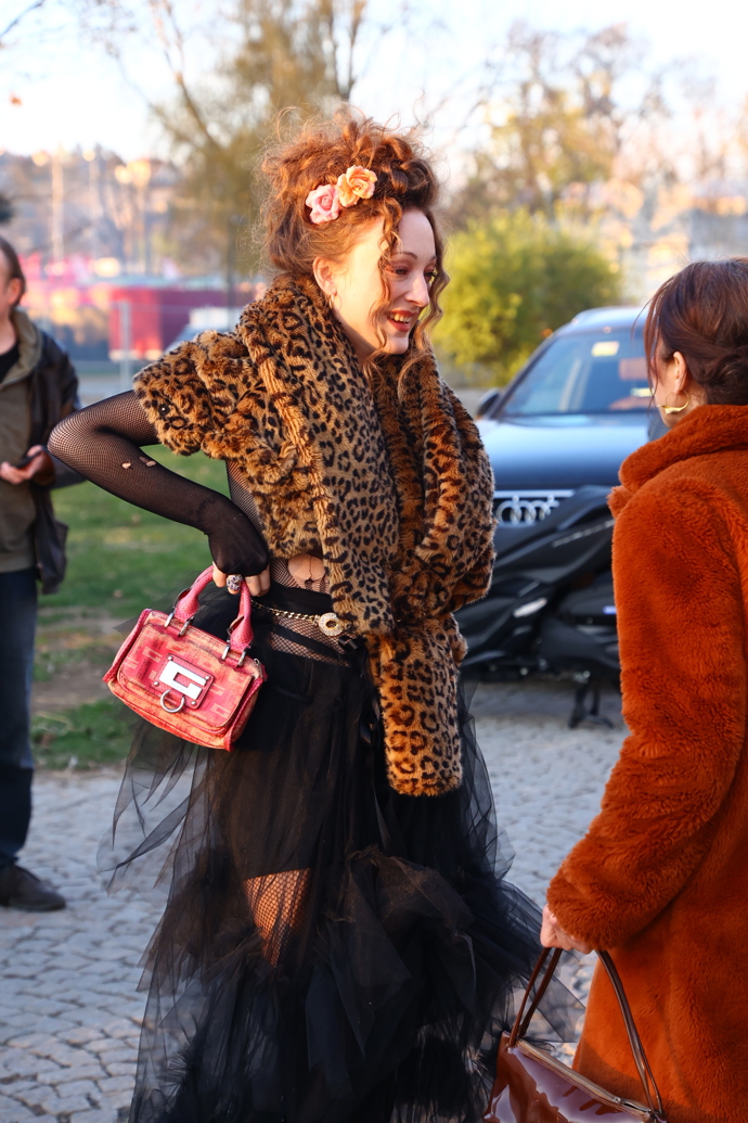 Takhle dáma zvolila velmi extravagantní outfit.