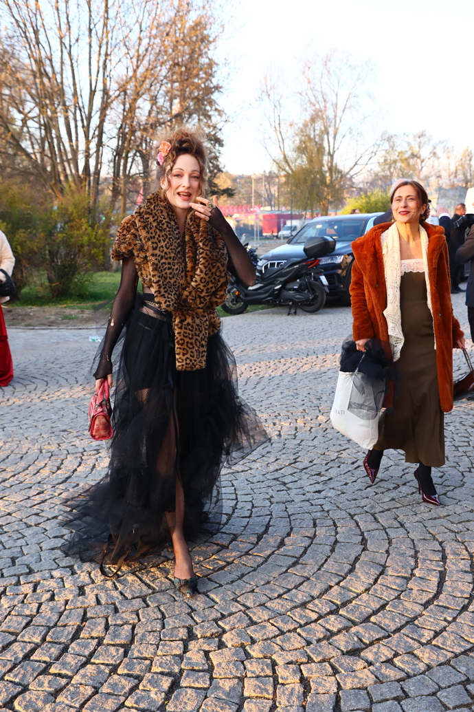 Takhle dáma zvolila velmi extravagantní outfit.