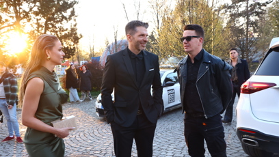 FOTO: Petr Cerha dorazil s manželkou Terezou. Venku se potkali s DJem Roxtarem.