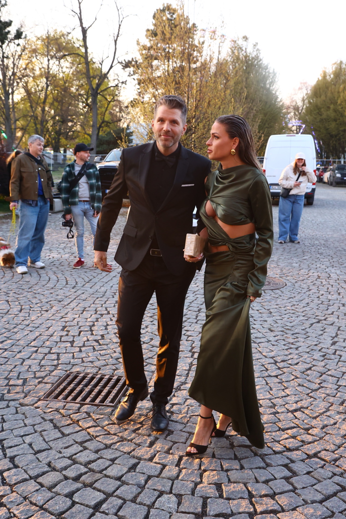 Petr Cerha dorazil s manželkou Terezou.