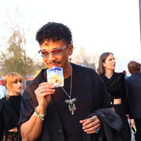 Zpěvák Ben Cristovao si vychutnal džusík.