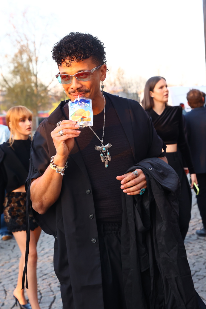 Zpěvák Ben Cristovao si vychutnal džusík.