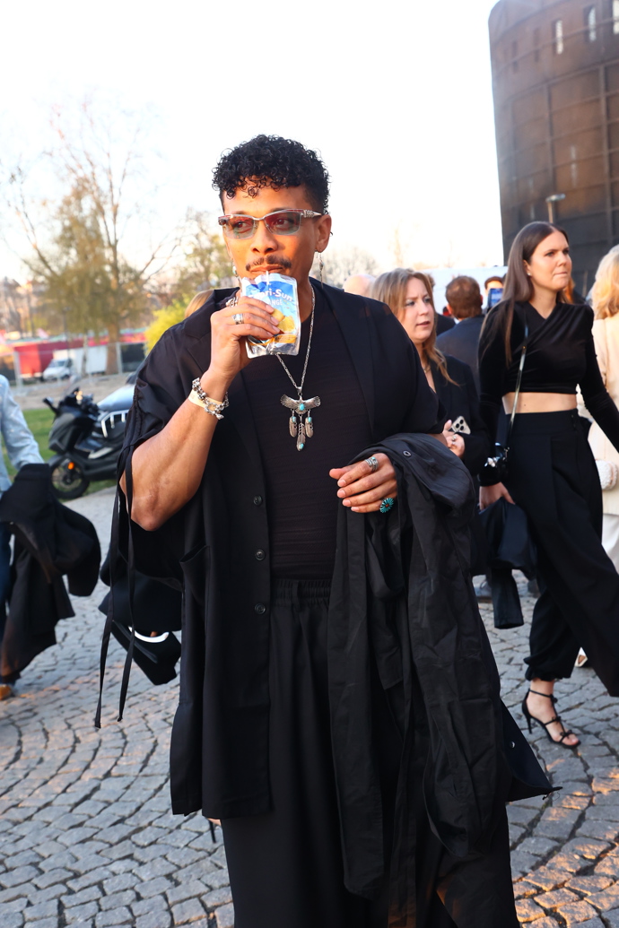 Zpěvák Ben Cristovao si vychutnal džusík.