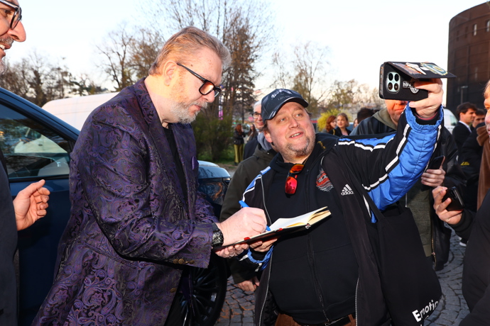 Richard Müller rozdával podpisy.