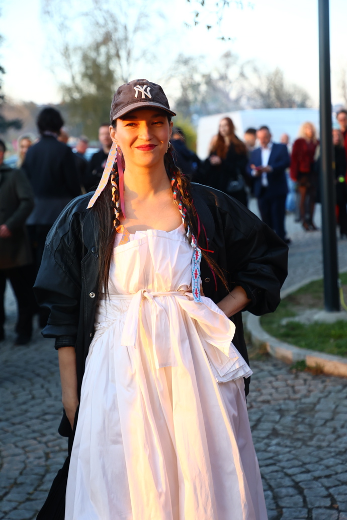 Berenika Kohoutová dorazila v kšiltovce.