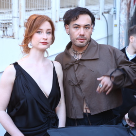 Renne bok po boku Natálky.