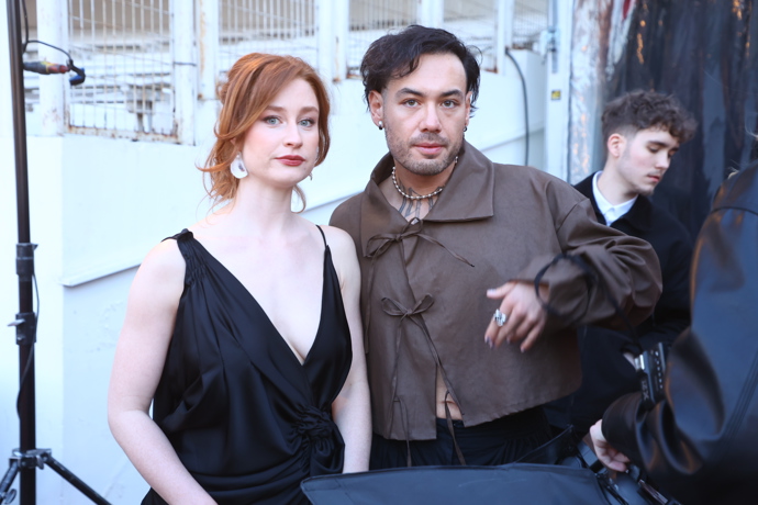 Renne bok po boku Natálky.