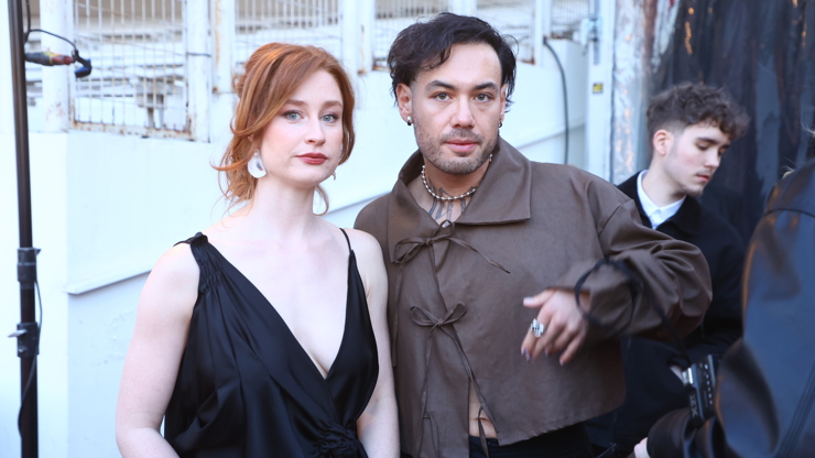 Renne bok po boku Natálky.