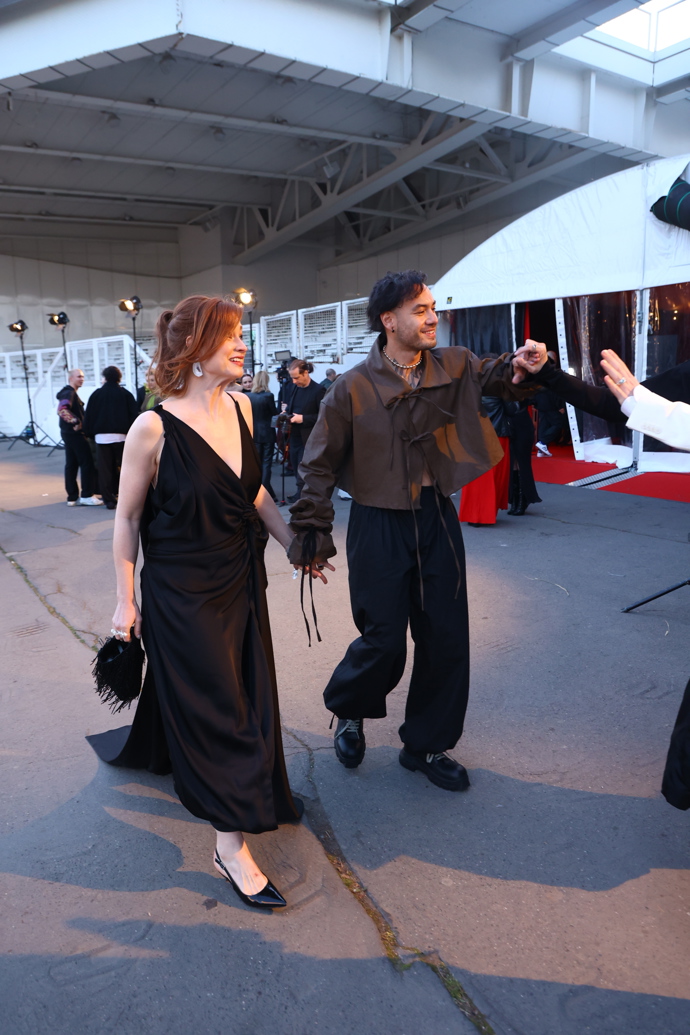 Renne Dang ruku v ruce s Natálií Halouzkovou.