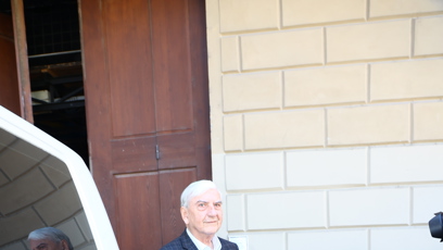 FOTO: Miroslav Donutil při odchodu.