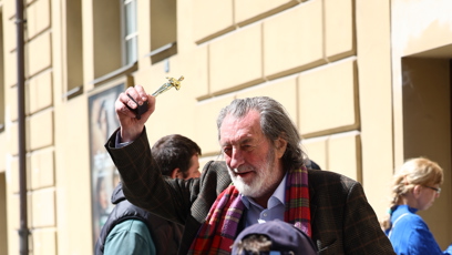 FOTO: Bolek Polívka při odchodu.