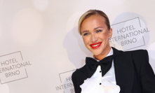 Nela Slováková doplnila outfit o Chanel kabelku.