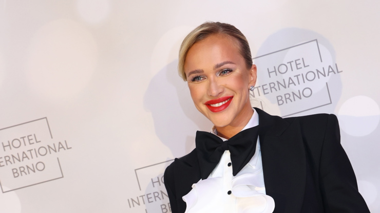 Nela Slováková doplnila outfit o Chanel kabelku.