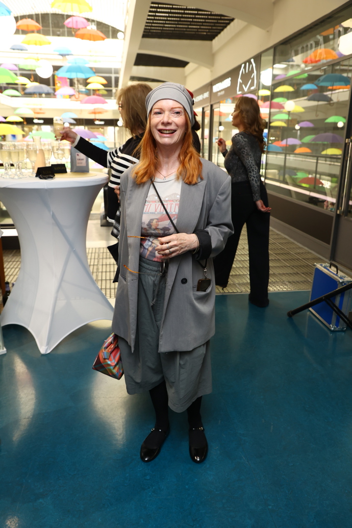 Sako doplnila o pohodlné široké kalhoty. 