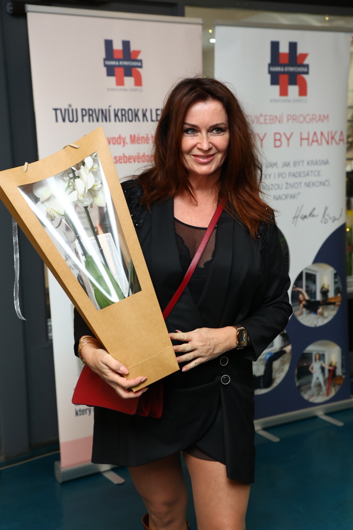 Petr Řehořková se zahalila do své oblíbené černé a oblékla černé minišaty.