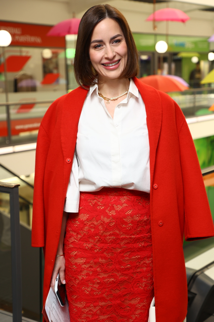 Alex Mynářová se rozhodla pro červeno-bílou kombinaci s rudým sáčkem a rudou pouzdrovou sukní.