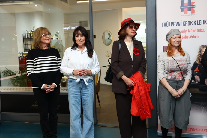 Heidi Janků to v bílo-modré kombinaci slušelo.