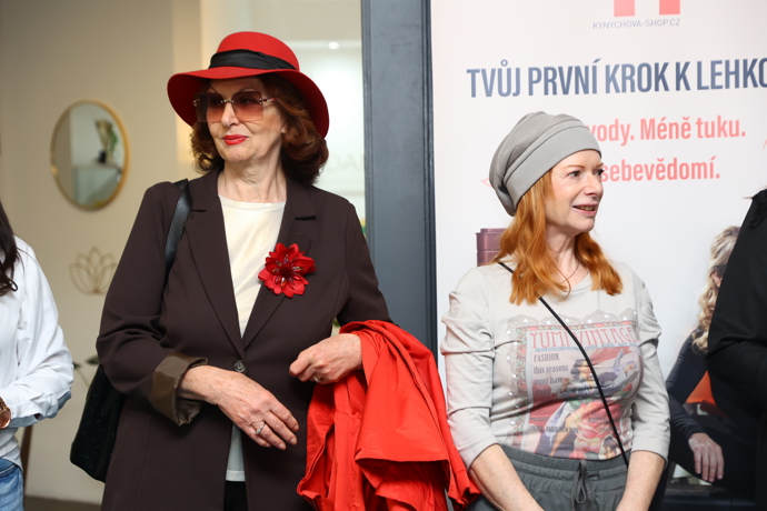 Saskia Burešová outfit rozzářila rudým kloboukem, rudou broží ve tvaru květu a také rudým kabátkem. 