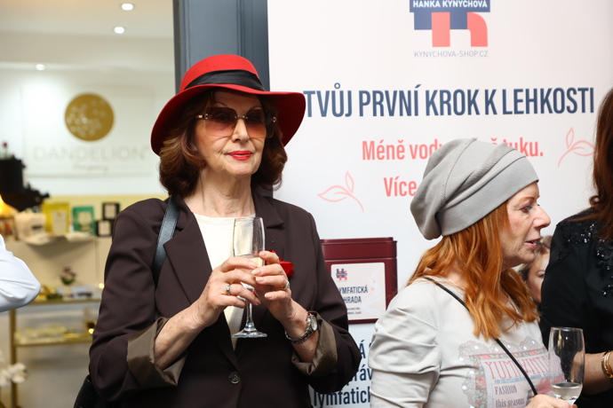 Ve společnosti si dopřála i sklenku prosecca.