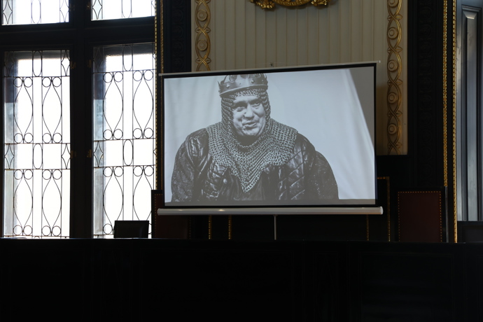 Nechybělo promítací plátno. 