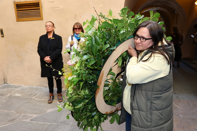 Lidé nosili obří věnce. 