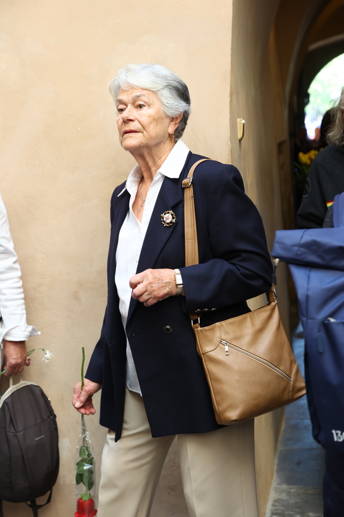 Smuteční hosté na pohřbu. 