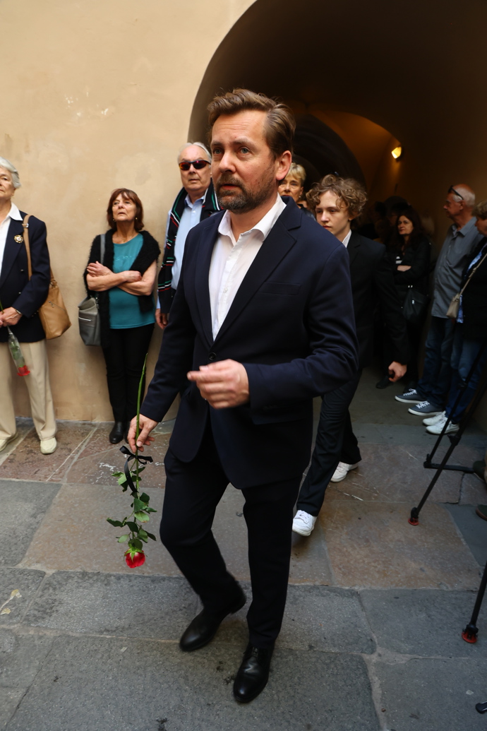 Zdrcený Petr Lněnička, také dorazil společensky.