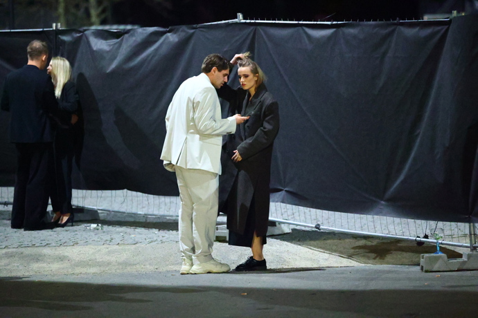 Rohony postával venku.