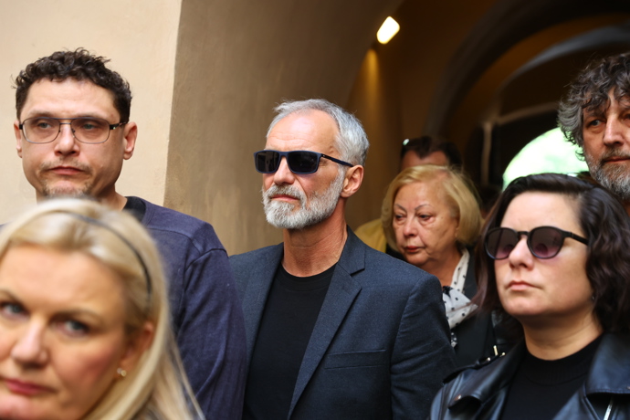 Ivan Trojan dorazil na pohřeb Jana Potměšila. 